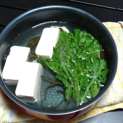 パンペルデュさん 
こんにちは。
お鍋から失礼します。湯豆腐に春菊がとっても合いモグモグ♪春菊更に追加してとても美味しかったです(*´ω｀*)